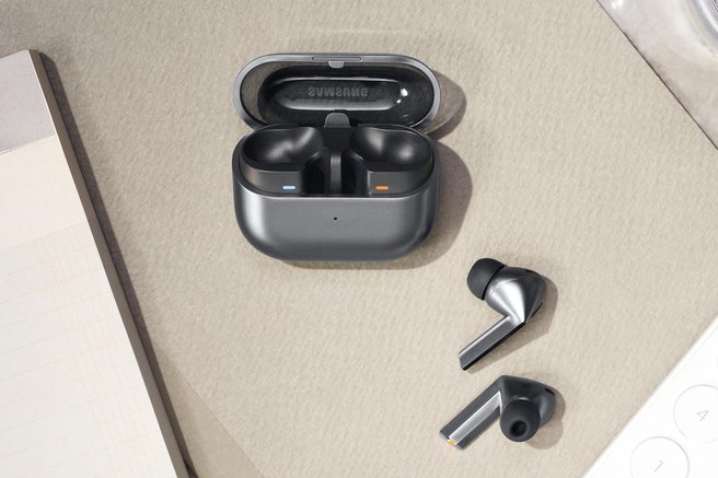 Najboljša darilna kombinacija: telefon Galaxy S24 FE in slušalke Galaxy Buds3