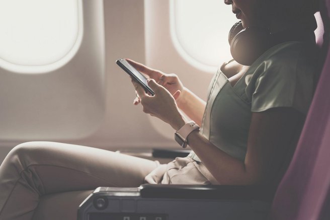 Pilot v viralnem TikTok posnetku razkril, zakaj moramo pred vzletom ugasniti mobilni telefon
