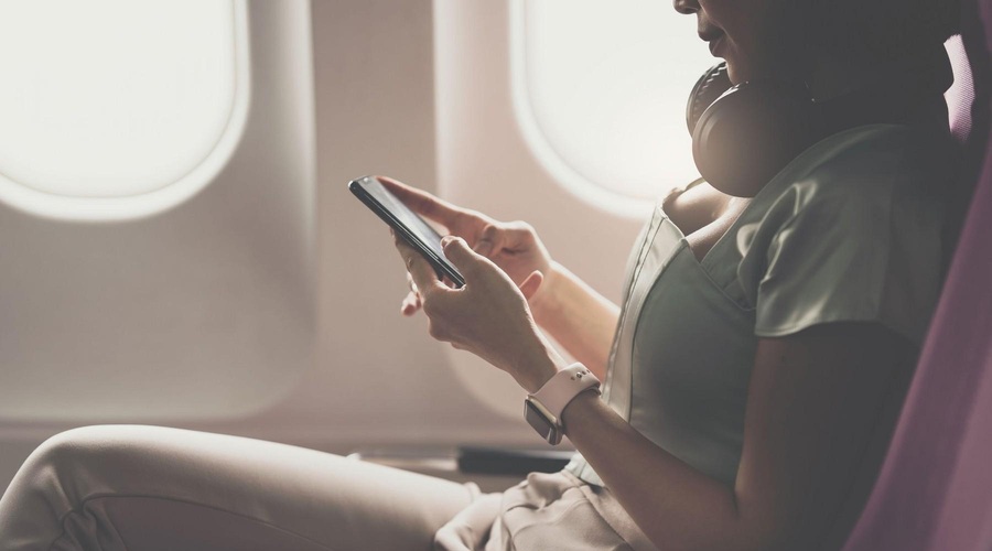 Pilot v viralnem TikTok posnetku razkril, zakaj moramo pred vzletom ugasniti mobilni telefon (foto: Profimedia)