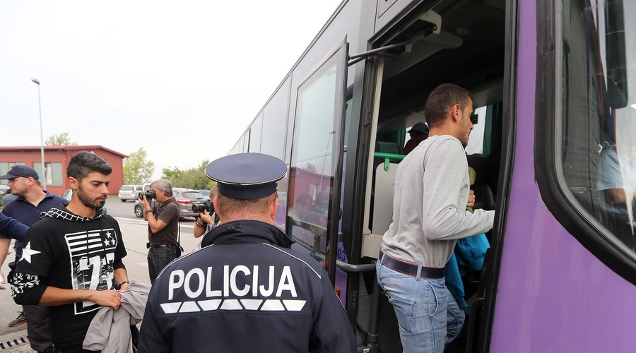 Voznik med vožnjo dijakov na Primorskem pod vplivom kokaina, policisti ugotovili tudi vrsto drugih prekrškov (foto: Profimedia)