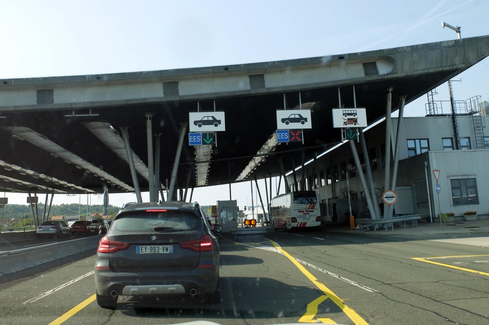 Konec anonimnosti na mejah EU. Novi sistem prinaša popoln nadzor (foto: BOBO/BORUT ŽIVULOVIČ)