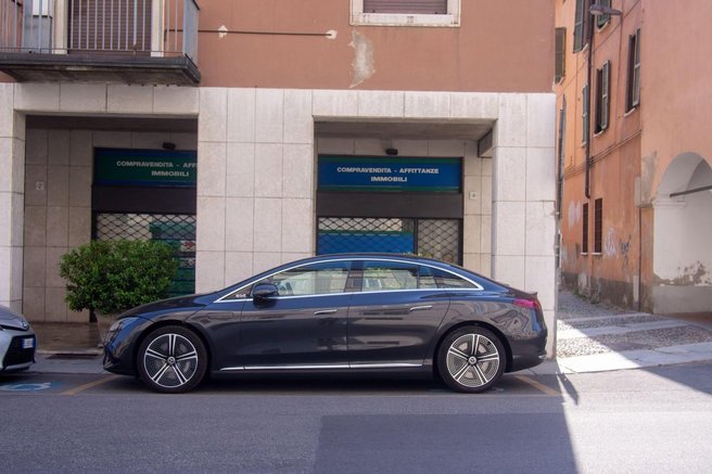 mercedes, bočno parkiranje