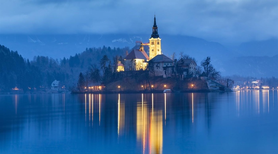 Na božični dan bodo številni čustveno drveli na Bled, tam pripravljajo nekaj izjemnega! (foto: Profimedia)