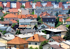 V Sloveniji tisoče stanovanj po neprofitnih cenah za javne uslužbence, nekatera pa so prazna že desetletja (v njih bi lahko bivali za le 80 evrov!)