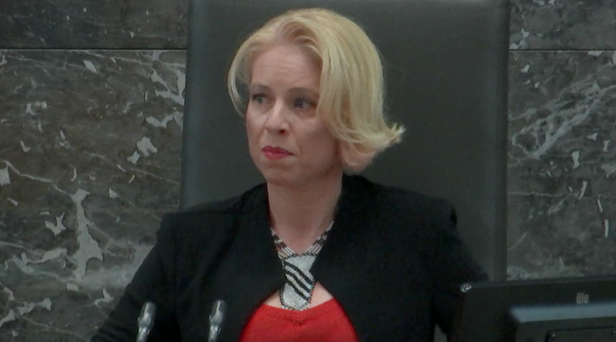 Kaos v DZ: Urška Klakočar Zupančič na seji skočila v zrak zaradi ... Janševega obraza! (VIDEO) (foto: RTV/Posnetek zaslona)