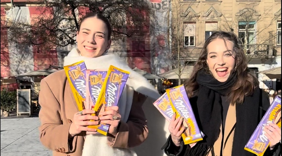 TikTok VIDEO: Mimoidoče smo vprašale, kaj njim pomeni praznični čas, in jih nagradile s ČOKOLADO Milka! Le kaj so nam povedali in kako zelo smo jih osrečile? 🤩 (foto: Cosmopolitan)