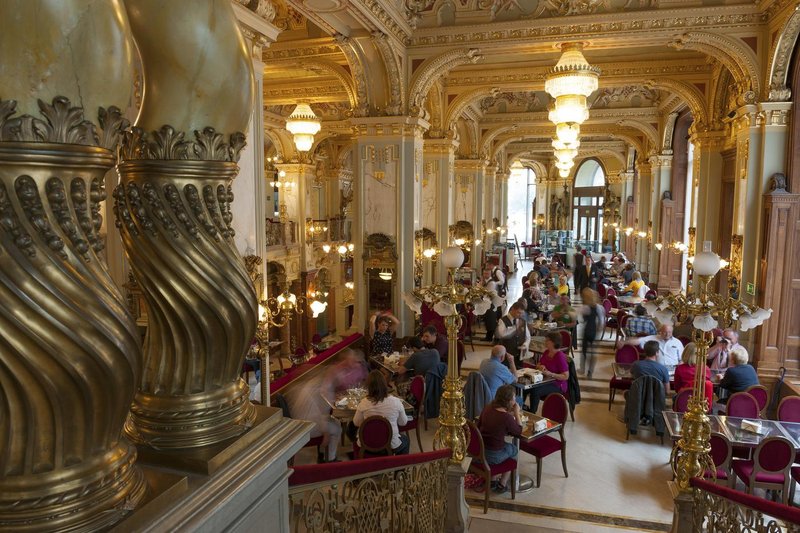 Slavna kavarna New York Cafe, ki sem jo obiskala. A na žalost nisem doživela takšnega utrinka, kot je ujet na fotografiji.