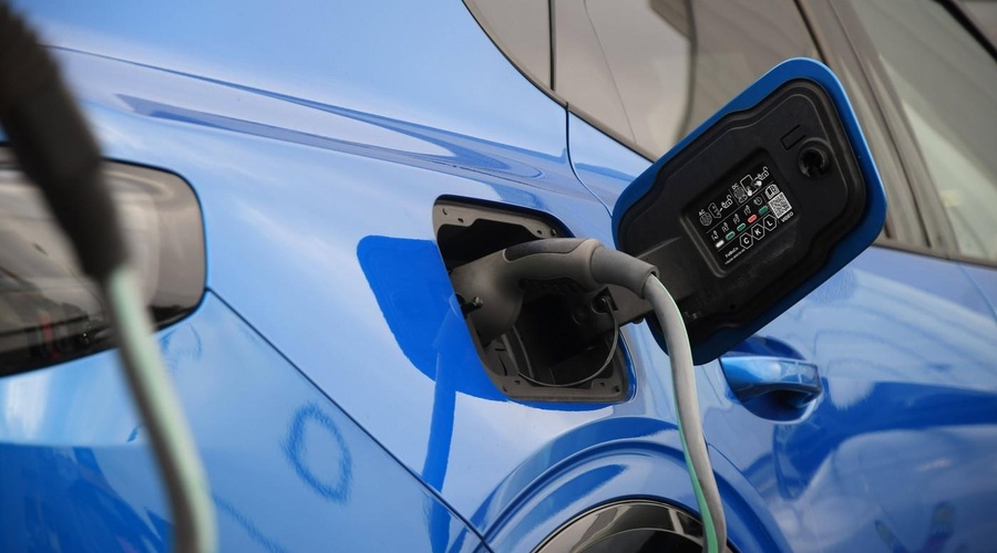 Prihaja pomemben preobrat na področju električnih avtomobilov – zaradi tega naj bi postali veliko dostopnejši (foto: Profimedia)