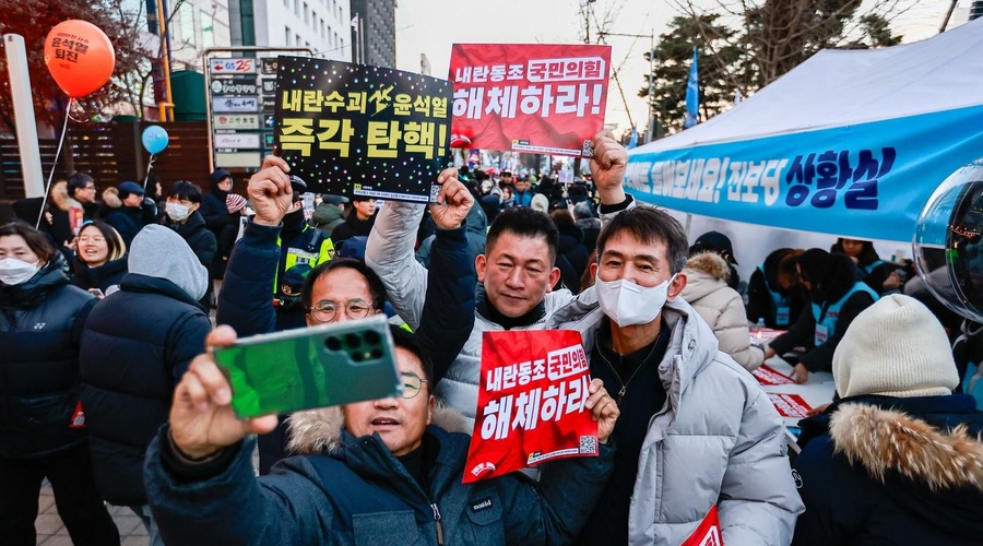 Politični pretres v Južni Koreji, protestniki zavzeli ulice (foto: Profimedia)