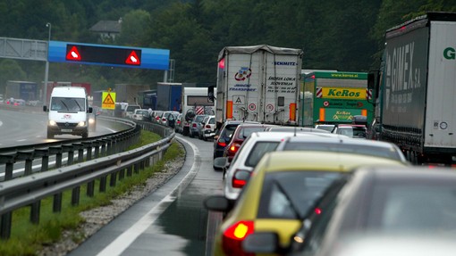 Pozor, če ste na poti v službo! Dolenjska avtocesta je zaprta, nastajajo zastoji
