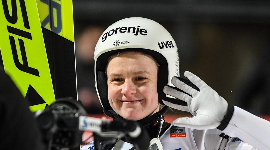 Kakšen uspeh! Fantastična Ema Klinec na zmagovalnem odru! (foto: Profimedia)