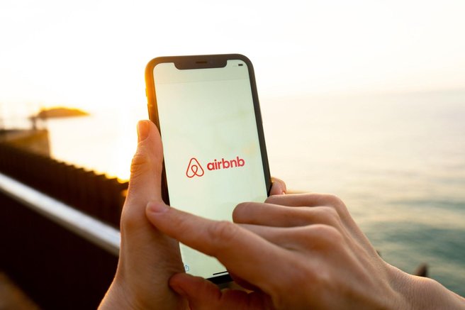 Airbnb vam poskuša z umetno inteligenco pokvariti načrte za novoletno zabavo
