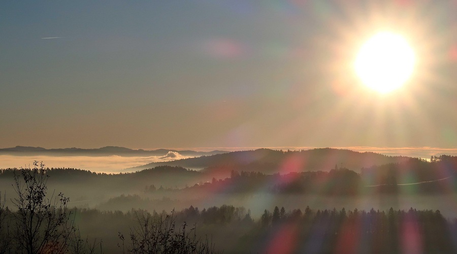 Mirno vreme pred spremembo: sonce, megla in dež, ki trka na vrata (foto: BOBO)