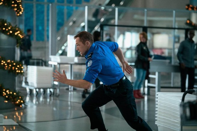 Pozorni gledalci opazili smešno napako v novi Netflixovi božični akciji Carry-On