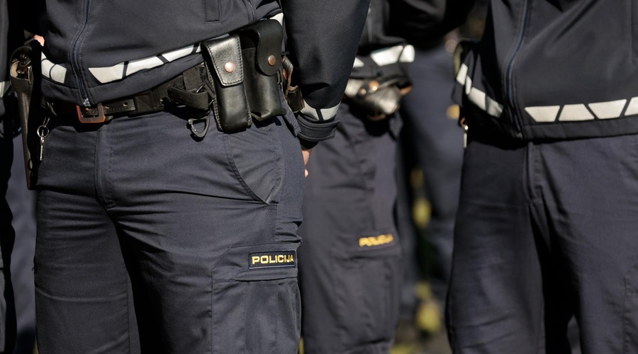 Božična napeta noč v Šentjerneju: napadi na policiste, streljanje in kršitve zakona o orožju (foto: Borut Živulović/F.A.Bobo)