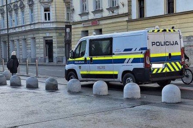 Ljubljančani se pritožujejo nad ravnanjem policije: “Ali predpisi zanje ne veljajo?”