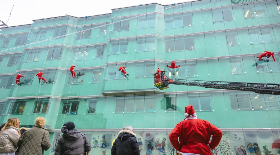 Božički s spustom razveselili otroke, prinesli so tudi terapevtske pse (FOTO) (foto: Hitradio Center)