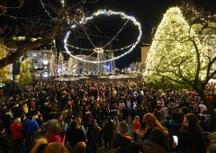 Gremo na lučke: sprehod po prazničnih ljubljanskih stojnicah, letošnja presenečenja in razočaranja (FOTOREPORTAŽA)