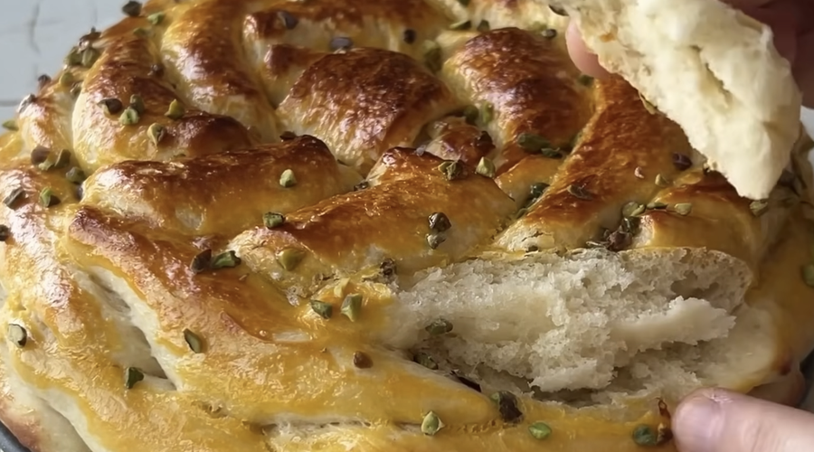 Recept za sto let star božični kruh, ki je obnorel internet: enostavna priprava, vrhunski okus (foto: Youtube/A Cooking Book)