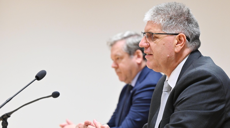 Minister Poklukar svari: "Pamet v roke!" (foto: BOBO/ŽIGA ŽIVULOVIĆ JR.)