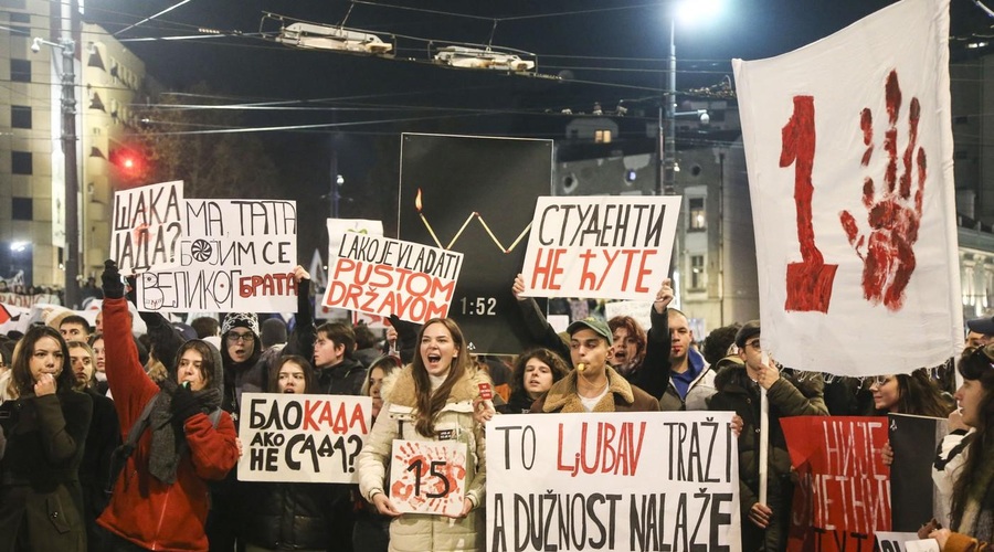 Neverjetni prizori iz Beograda: nepregledne množice protestnikov okupirale trg (VIDEO) (foto: Profimedia)