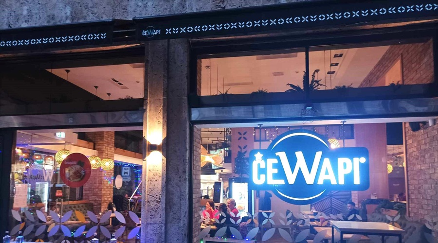 Znana ljubljanska restavracija preseneča: poleg balkanskih mesnih specialitet strežejo tudi ... (foto: Uredništvo)