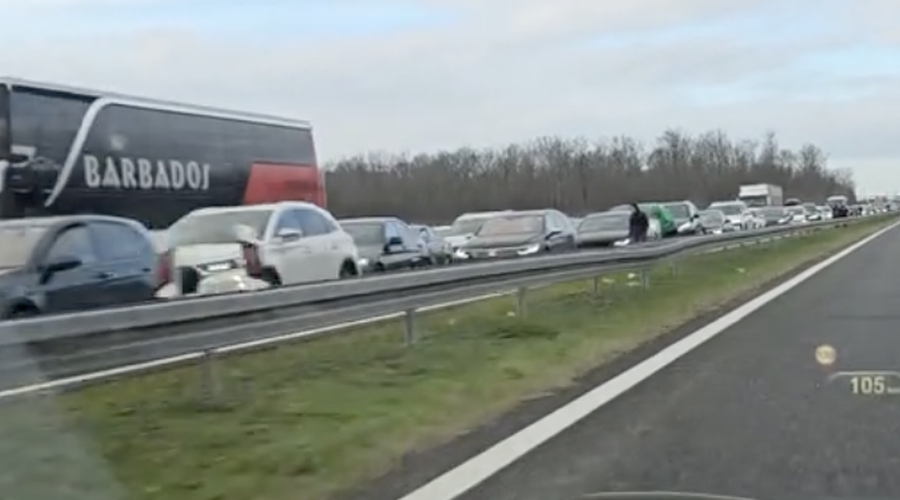 Kaos na avtocesti: če se v prihodnjih dneh odpravljate v to smer, pazljivo, poročajo celo o 20-kilometrski koloni! (foto: TikTok/hugestaff)