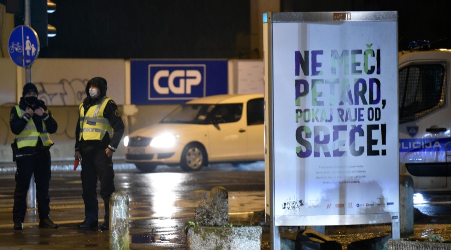 Kaj storiti, če mularija pod vašim oknom ne preneha z uporabo petard? Policija svetuje (in razkriva, kolikšna je globa za te kršitve) (foto: Žiga Živulovič jr./Bobo)