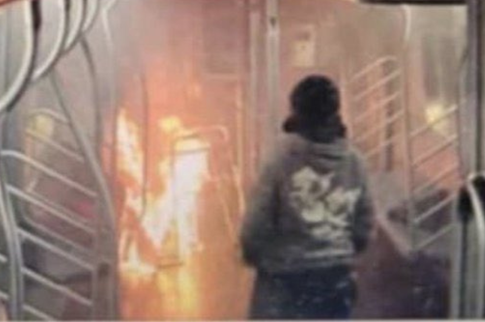 Srhljivo dogajanje na podzemni železnici: ženski ni bilo več pomoči (foto: Twitter)