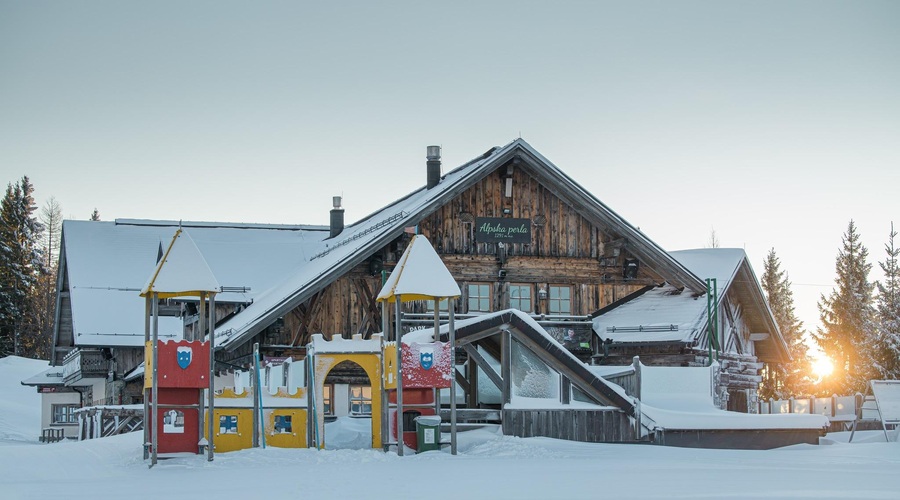 Zimska pravljica v Cerknem: po celoviti večmilijonski obnovi se smučarska sezona začenja (foto: Facebook)
