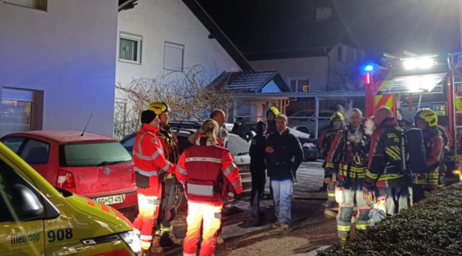 Požar zajel večstanovanjsko stavbo: evakuirali 13 oseb, med njimi dva dojenčka (foto: PGD Prevalje/Facebook)