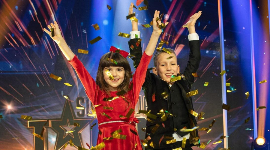 Starša segla globoko v žep! Edvarda in Frido po zmagi na Talentih odpeljala kar na... (Kakšen luksuz!) (foto: POP TV)