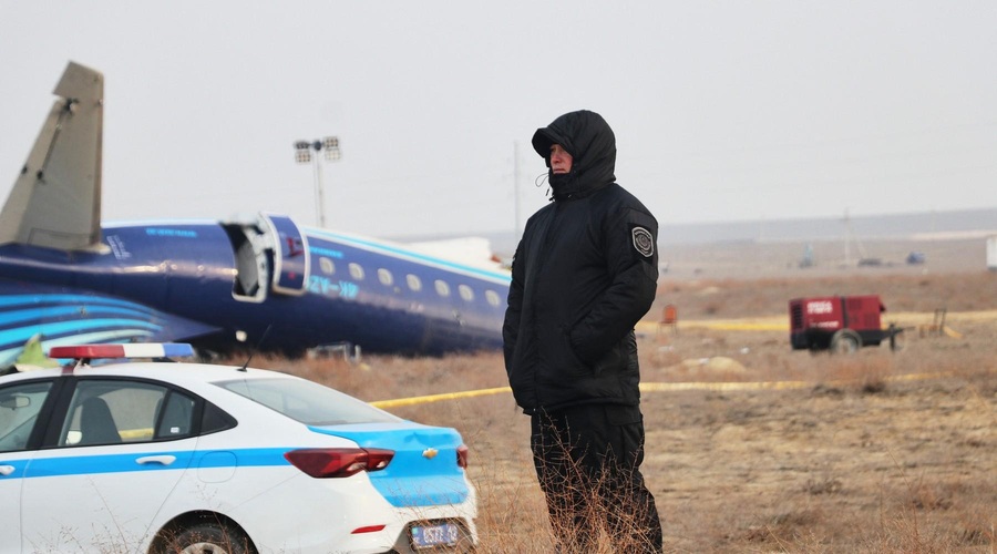 Znano je več informacij o strmoglavljenju letala: 38 potnikov mrtvih, krivec pa naj bi bila ... (foto: Profimedia)