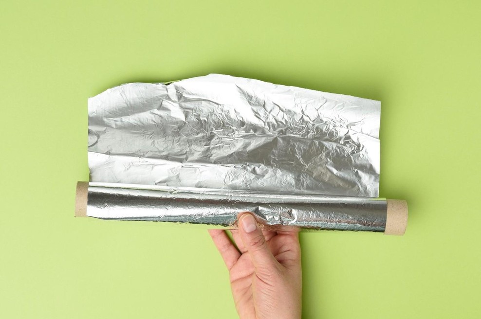 Zmečkala je kos aluminijaste folije in ga postavila pred vrata: čez noč se je znebila težave, s katero se soočajo številni (foto: Profimedia)