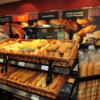 Kruh in pekovski izdelki v trgovini.