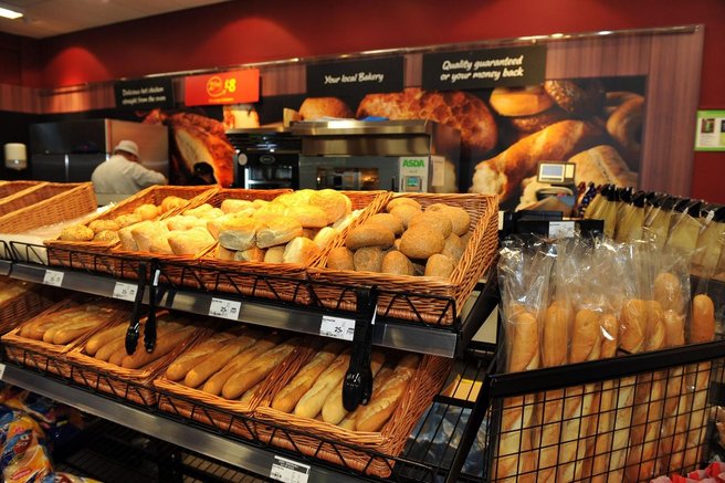 Kruh in pekovski izdelki v trgovini.
