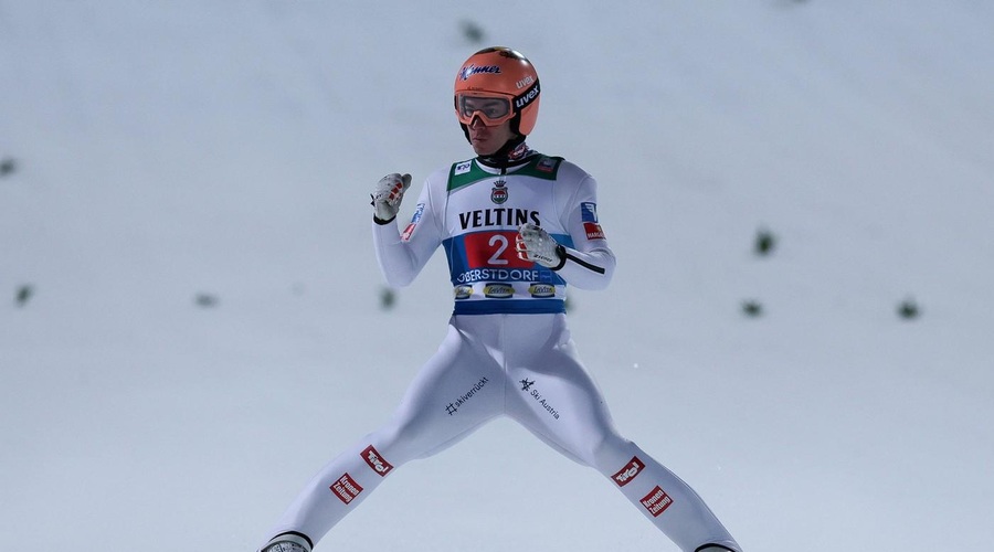V Oberstdorfu najboljši Stefan Kraft, slovenski orli v ozadju (foto: Profimedia)