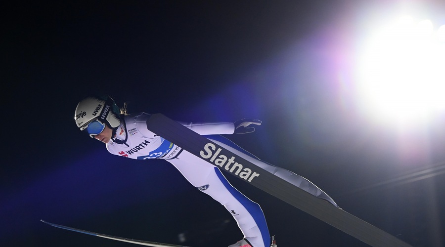 Slovenki Prevc in Klinec na prvi tekmi turneje dveh večerov v Garmisch-Partenkirchnu (foto: ŽIGA ŽIVULOVIČ/BOBO)