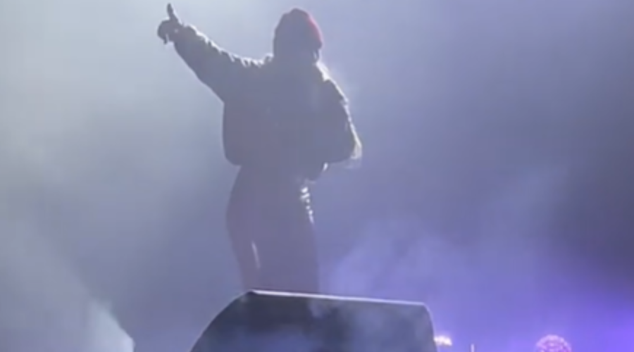 Slovenska pevka ponorela na novoletnem koncertu in pozvala k pretepu: "Kaj je? Kaj je?! Pridi gor!" (VIDEO) (foto: TikTok/posnetek zaslona)