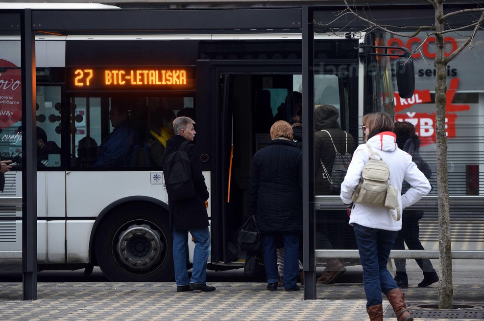 "Uporabniki težko sprejmemo, da to v Ljubljani še vedno ni mogoče ..." Meščani zahtevajo spremembe pri vožnji z avtobusom, LPP pa ... (foto: Bobo)