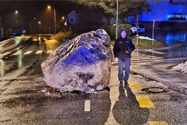 Vozniki niso mogli verjeti svojim očem: na cesto zgrmela skala, velika kot avto (FOTO)