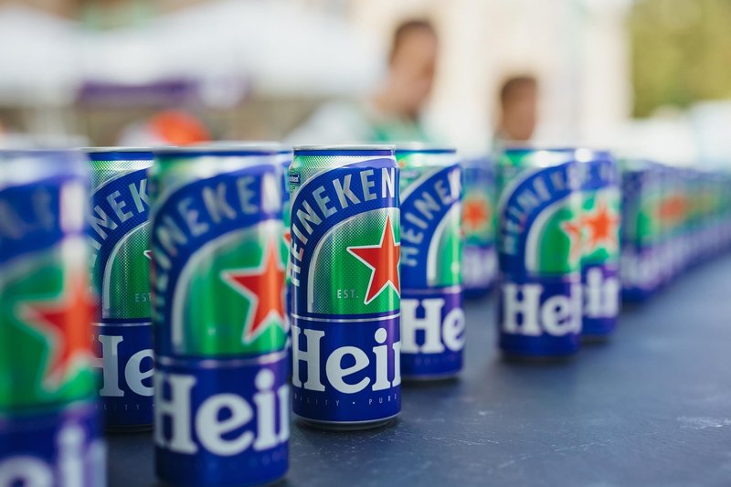 Evropejci pijemo manj alkohola, toda v družbi še vedno podležemo pritisku