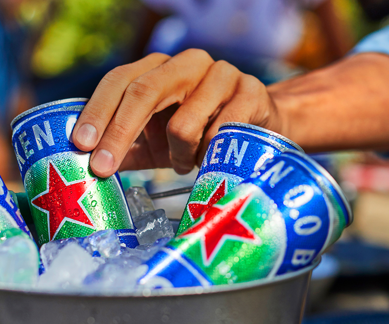 Evropejci pijemo manj alkohola, toda v družbi še vedno podležemo pritisku