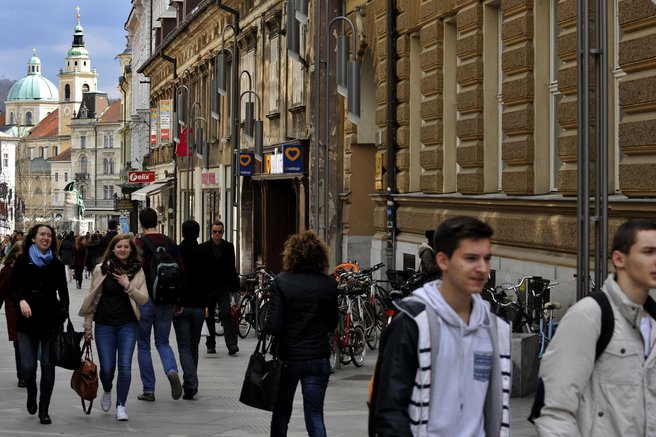"Sem zgrešil kakšno tekmovanje v buljenju?" Turist presenečen nad nenavadnim početjem Ljubljančanov