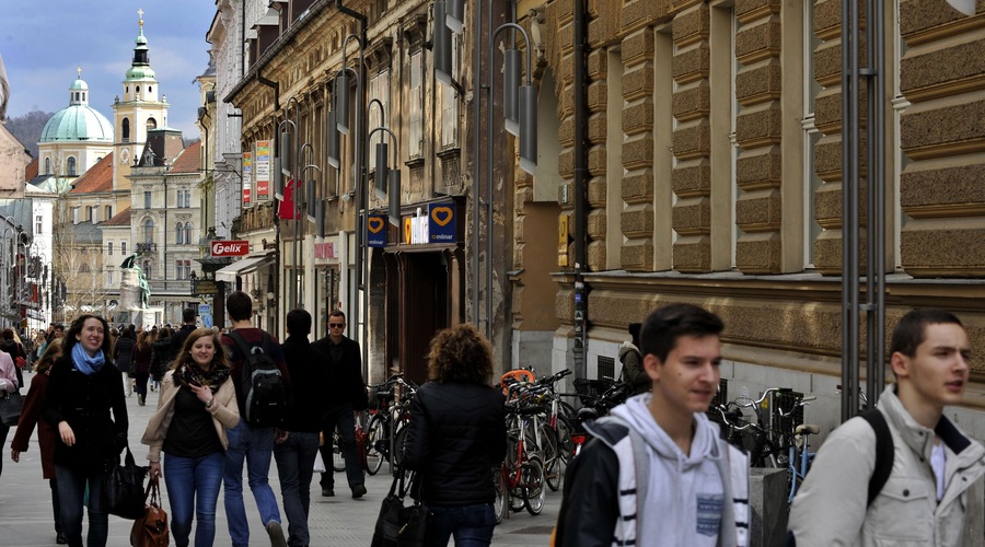 "Sem zgrešil kakšno tekmovanje v buljenju?" Turist presenečen nad nenavadnim početjem Ljubljančanov (foto: Žiga Živulovič jr./Bobo)