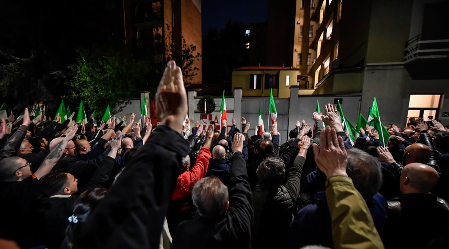 Pretresljivi prizori: več kot tisoč ljudi pri naših sosedih dvignilo desnico v fašistični pozdrav (foto: Profimedia)