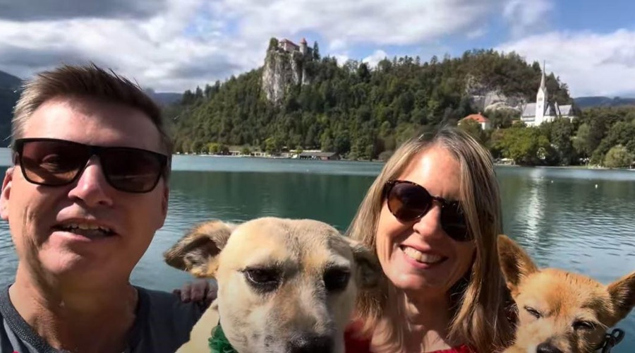 Z njima potujeta tudi dva njihova kužka. (foto: YouTube/posnetek zaslona)