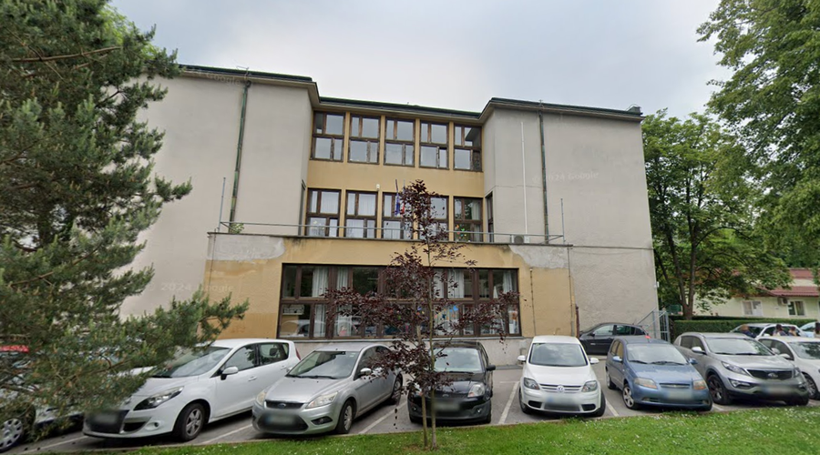 Saj ni res, pa je: na učenca ljubljanske osnovne šole padlo okno (foto: Google Maps)