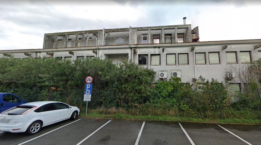 Rušiti so začeli staro policijsko postajo, na njenem mestu bodo zgradili objekt islamske skupnosti (foto: Google zemljevidi/posnetek zaslona)
