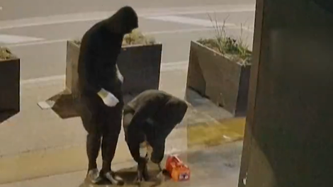 Vse se vrača, vse se plača: požigalec pomotoma zažgal lastne hlače (VIDEO)